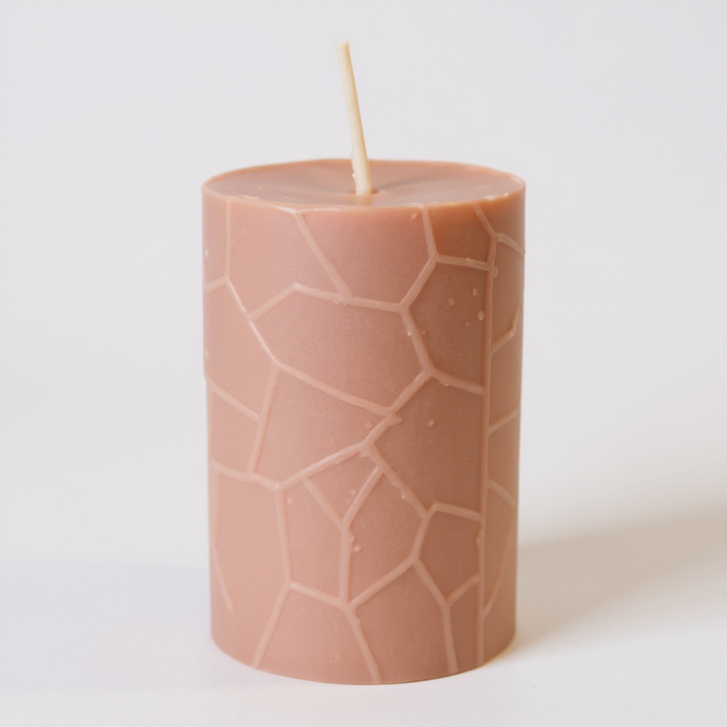 Stumpenkerze „Eisstruktur Mini“ – Handgegossen | Beige | 7×5 cm | Winter & Advent