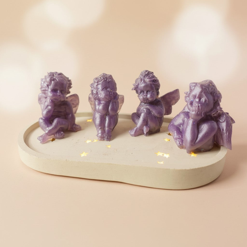 Geschenkset „Engels-Set“ | Sojakerze, 4 Engelsfiguren aus Harz, Gips-Tablett