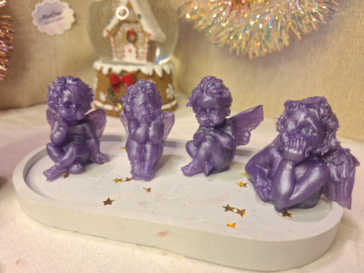 Geschenkset „Engels-Set“ | Sojakerze, 4 Engelsfiguren aus Harz, Gips-Tablett