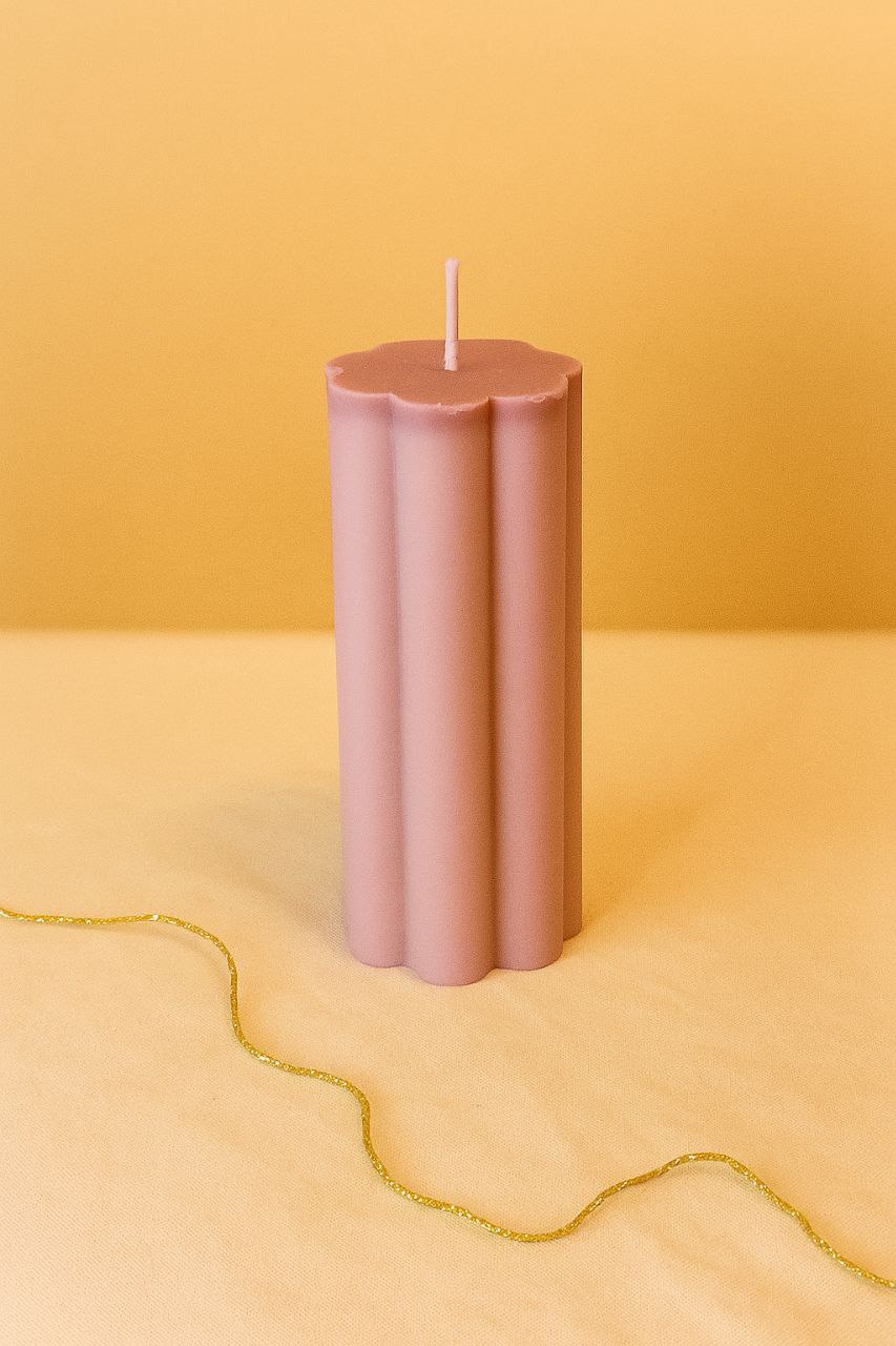 Stumpenkerze „Blütenstiel“ – Handgegossen | Beige | 7×5 cm | Elegante Winter- & Adventkerze