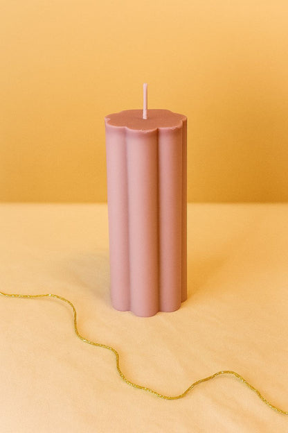 Stumpenkerze „Blütenstiel“ – Handgegossen | Beige | 7×5 cm | Elegante Winter- & Adventkerze