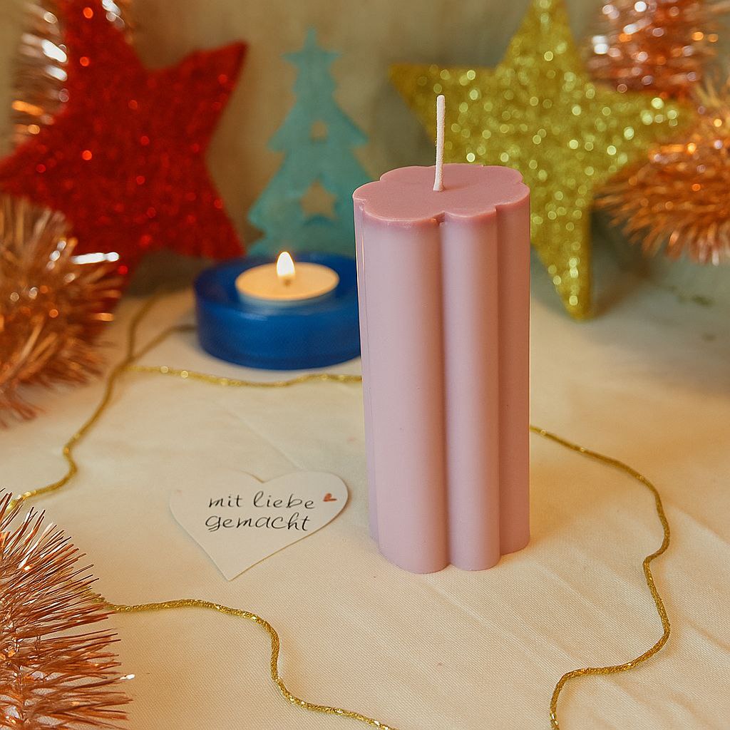 Stumpenkerze „Blütenstiel“ – Handgegossen | Beige | 7×5 cm | Elegante Winter- & Adventkerze