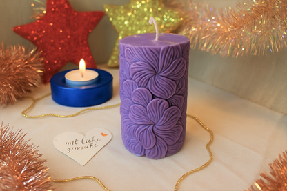 Handgefertigte Kerze „Blütenwellen“ – Lila & Beige – 10 cm | Stilvolle Deko für Advent & Weihnachten