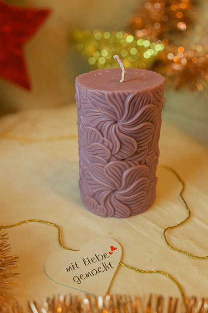 Handgefertigte Kerze „Blütenwellen“ – Lila & Beige – 10 cm | Stilvolle Deko für Advent & Weihnachten