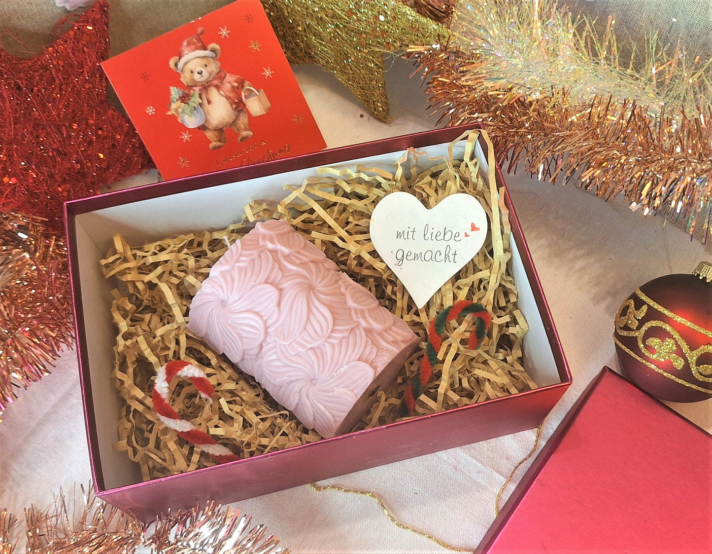 Handgefertigte Kerze „Blütenwellen“ – Lila & Beige – 10 cm | Stilvolle Deko für Advent & Weihnachten