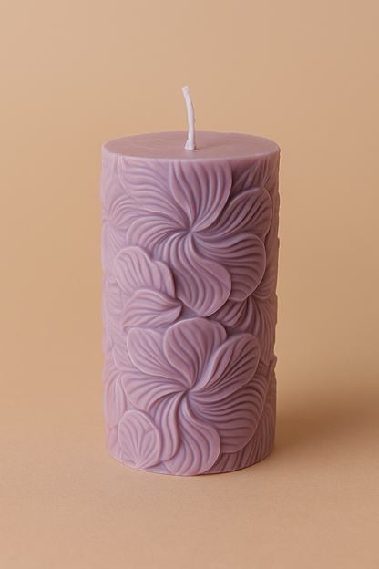 Handgefertigte Kerze „Blütenwellen“ – Lila & Beige – 10 cm | Stilvolle Deko für Advent & Weihnachten