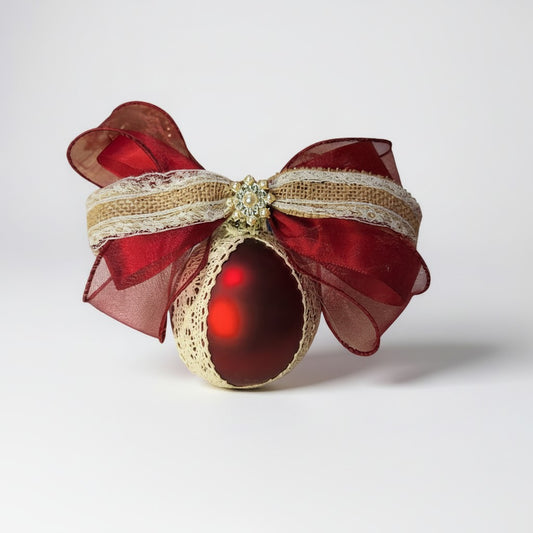 Set „Rustikale Weihnacht“ – 4 handgefertigte Weihnachtskugeln mit Spitze & Naturband | Rot | 9 cm