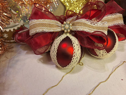 Набор «Деревенское Рождество» – 4 рождественских шара ручной работы с кружевом и натуральной лентой | Красный | 9 см