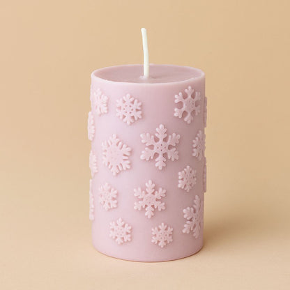 Stumpenkerze „Schneeflocken-Zauber“ – Handgegossen | Beige & Lila | 8×5 cm | Winter & Advent