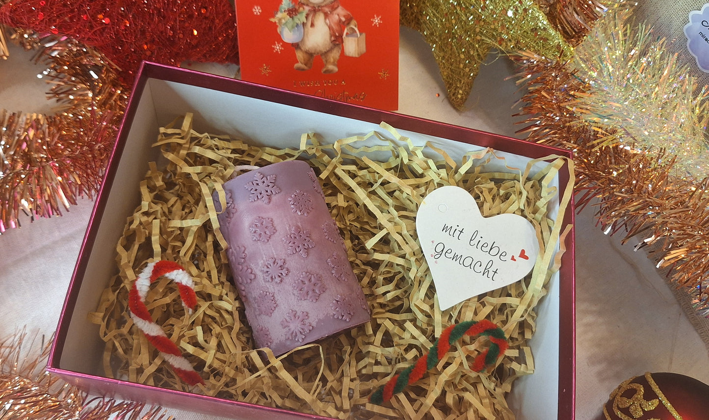 Stumpenkerze „Schneeflocken-Zauber“ – Handgegossen | Beige & Lila | 8×5 cm | Winter & Advent