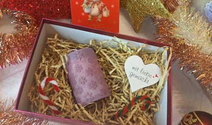 Stumpenkerze „Schneeflocken-Zauber“ – Handgegossen | Beige & Lila | 8×5 cm | Winter & Advent