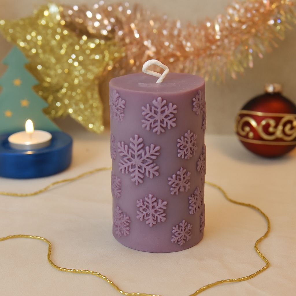 Stumpenkerze „Schneeflocken-Zauber“ – Handgegossen | Beige & Lila | 8×5 cm | Winter & Advent