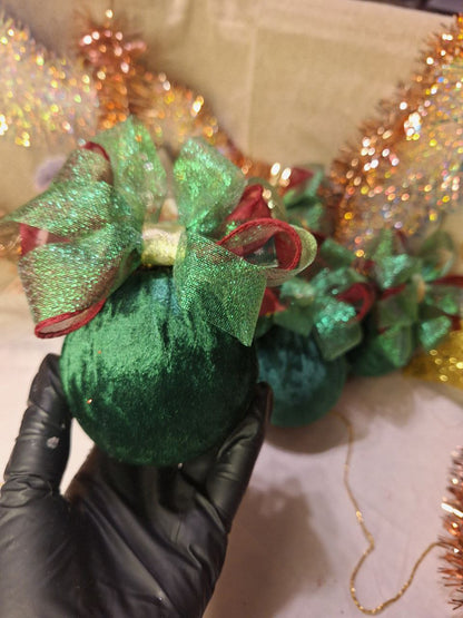 Weihnachtskugel „Samtwald“ – Smaragdgrün | Handgemacht | Einzelstück