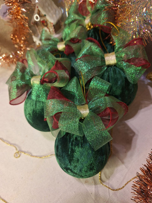 Luxus-Set „Weihnachtswald“ – 4 Samt-Weihnachtskugeln in Smaragdgrün | Handgemacht | Elegante Geschenkidee