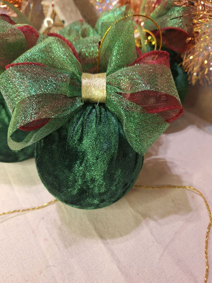 Weihnachtskugel „Samtwald“ – Smaragdgrün | Handgemacht | Einzelstück