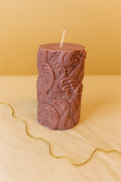 Handgefertigte Wellen-Kerze aus Sojawachs – Beige & Lila – 10 cm | Elegante Deko & Geschenkidee
