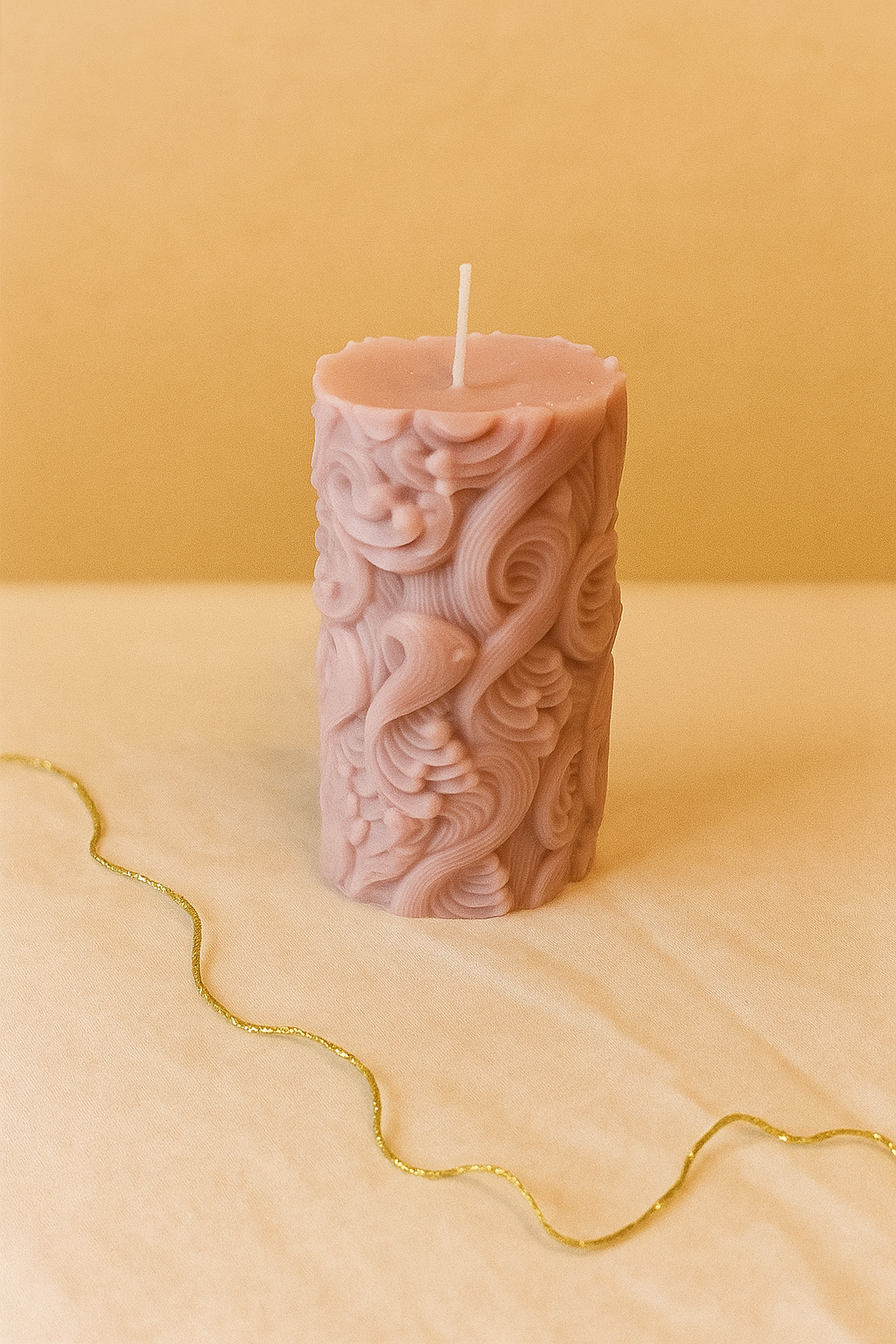 Handgefertigte Wellen-Kerze aus Sojawachs – Beige & Lila – 10 cm | Elegante Deko & Geschenkidee