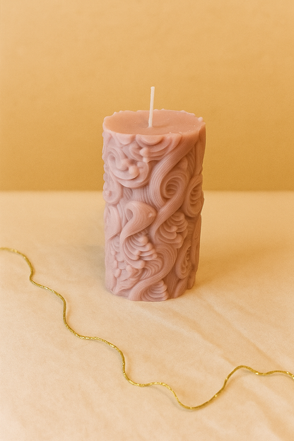 Handgefertigte Wellen-Kerze aus Sojawachs – Beige & Lila – 10 cm | Elegante Deko & Geschenkidee