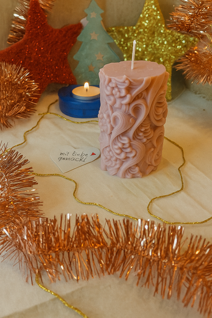 Handgefertigte Wellen-Kerze aus Sojawachs – Beige & Lila – 10 cm | Elegante Deko & Geschenkidee