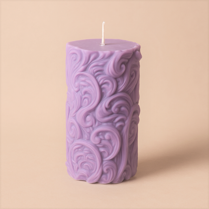Handgefertigte Wellen-Kerze aus Sojawachs – Beige & Lila – 10 cm | Elegante Deko & Geschenkidee