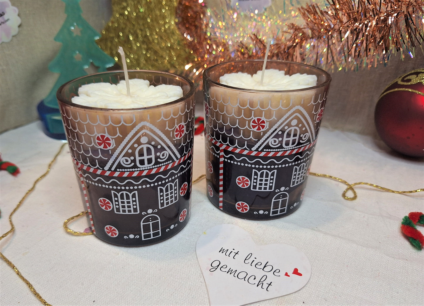 Kerzenset „Winterhäuschen Duo“ – 2× Glas-Kerzen mit Schneeflocke | Violett & Weiß | 170 g Wachs | Weihnachtsdeko