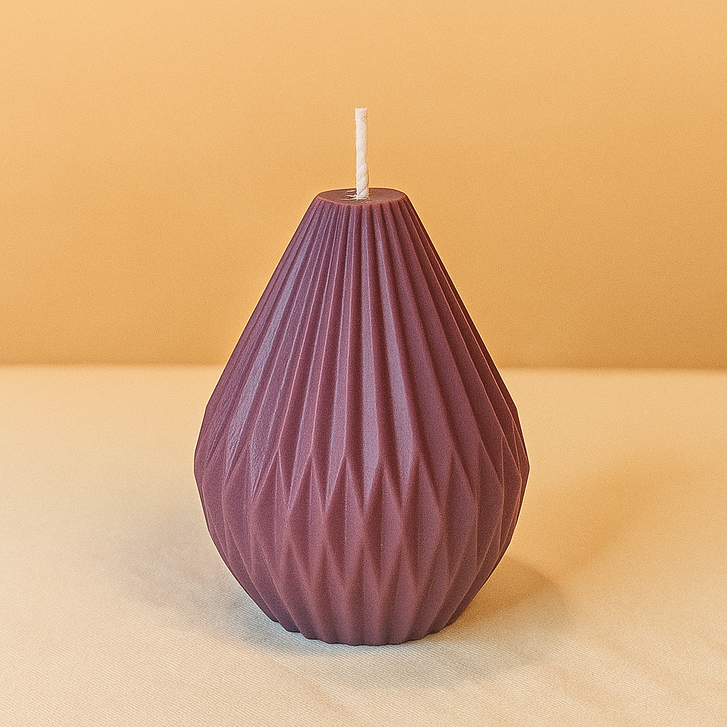 Kegelkerze „Eleganter Winterkegel“ – Lila | Handgegossen | 8×6 cm | Advent & Geschenkidee