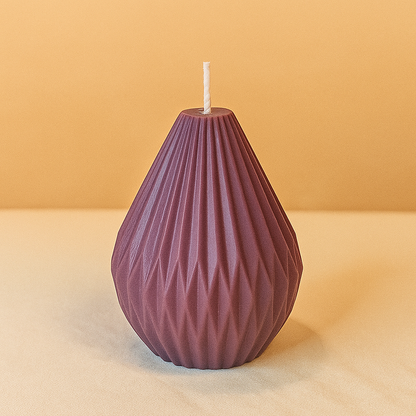 Kegelkerze „Eleganter Winterkegel“ – Lila | Handgegossen | 8×6 cm | Advent & Geschenkidee