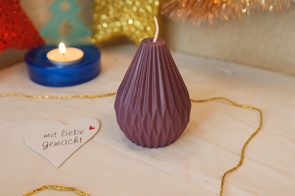 Kegelkerze „Eleganter Winterkegel“ – Lila | Handgegossen | 8×6 cm | Advent & Geschenkidee