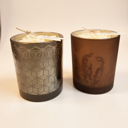 Luxus-Glaskerze „Winterlicht“ – Bordeaux & Schneeflocke – 12,5 cm | Advent & Weihnachtsdeko | 60h Brenndauer