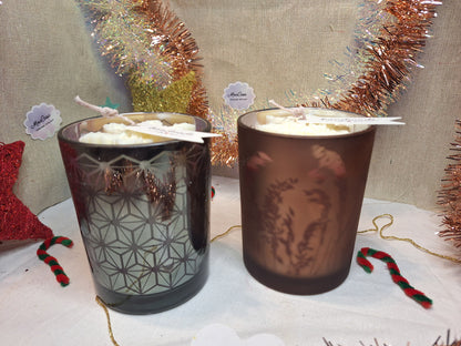 Luxus-Glaskerze „Winterlicht“ – Bordeaux & Schneeflocke – 12,5 cm | Advent & Weihnachtsdeko | 60h Brenndauer