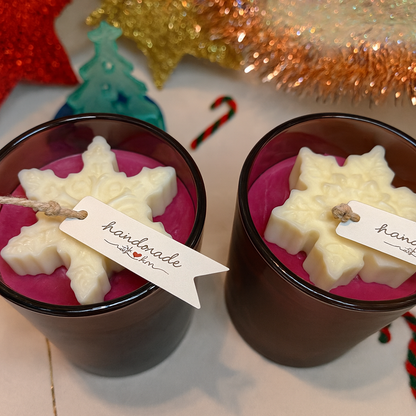 Luxus-Glaskerze „Winterlicht“ – Bordeaux & Schneeflocke – 12,5 cm | Advent & Weihnachtsdeko | 60h Brenndauer