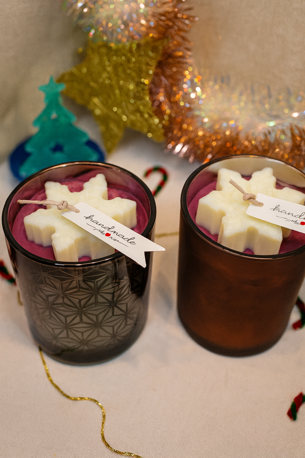 Luxus-Glaskerze „Winterlicht“ – Bordeaux & Schneeflocke – 12,5 cm | Advent & Weihnachtsdeko | 60h Brenndauer