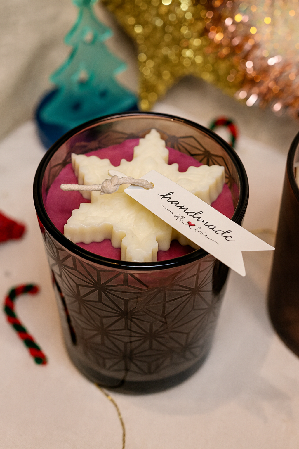 Luxus-Glaskerze „Winterlicht“ – Bordeaux & Schneeflocke – 12,5 cm | Advent & Weihnachtsdeko | 60h Brenndauer