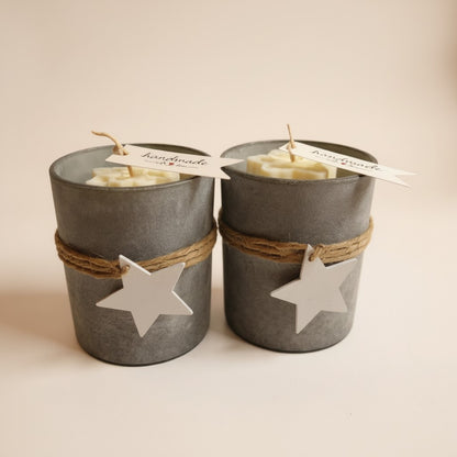 Luxus-Glaskerze „Wintermagie“ – Violett & Schneeflocke – 10 cm | Advent & Weihnachtsdeko | 300 g Naturwachs