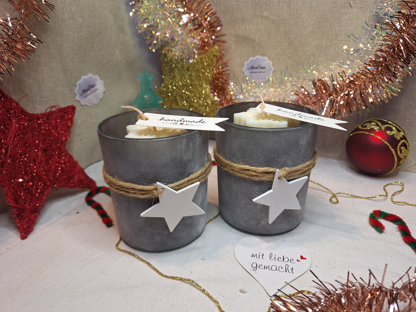 Luxus-Glaskerze „Wintermagie“ – Violett & Schneeflocke – 10 cm | Advent & Weihnachtsdeko | 300 g Naturwachs