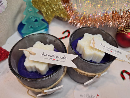 Luxus-Glaskerze „Wintermagie“ – Violett & Schneeflocke – 10 cm | Advent & Weihnachtsdeko | 300 g Naturwachs