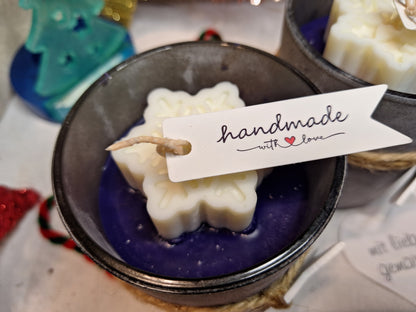 Luxus-Glaskerze „Wintermagie“ – Violett & Schneeflocke – 10 cm | Advent & Weihnachtsdeko | 300 g Naturwachs