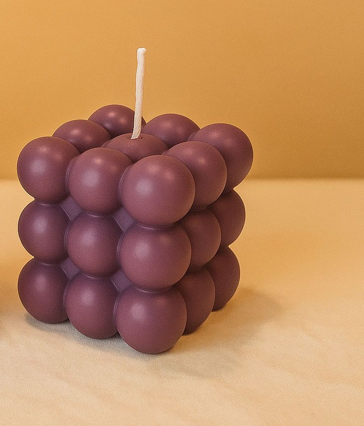 Bubble Cube – Stilvolle Würfelkerze aus Sojawachs | Lila | 7×7 cm | Handgegossen