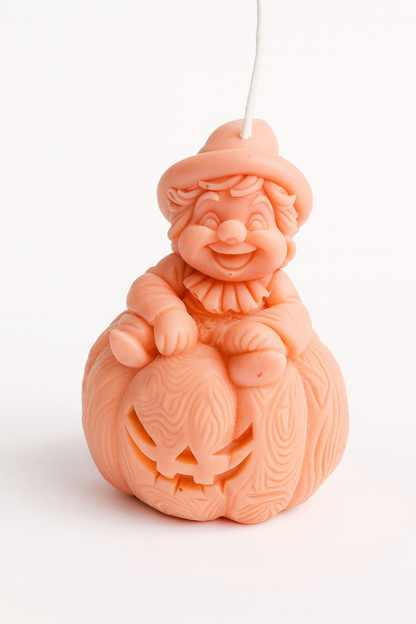 Kerze „Herbstgnom auf Kürbis“ – handgegossen, natürlich, Herbstdekoration