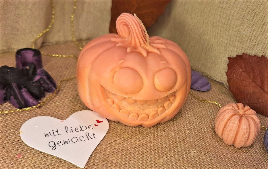 Große Kürbis-Kerze mit Lächeln