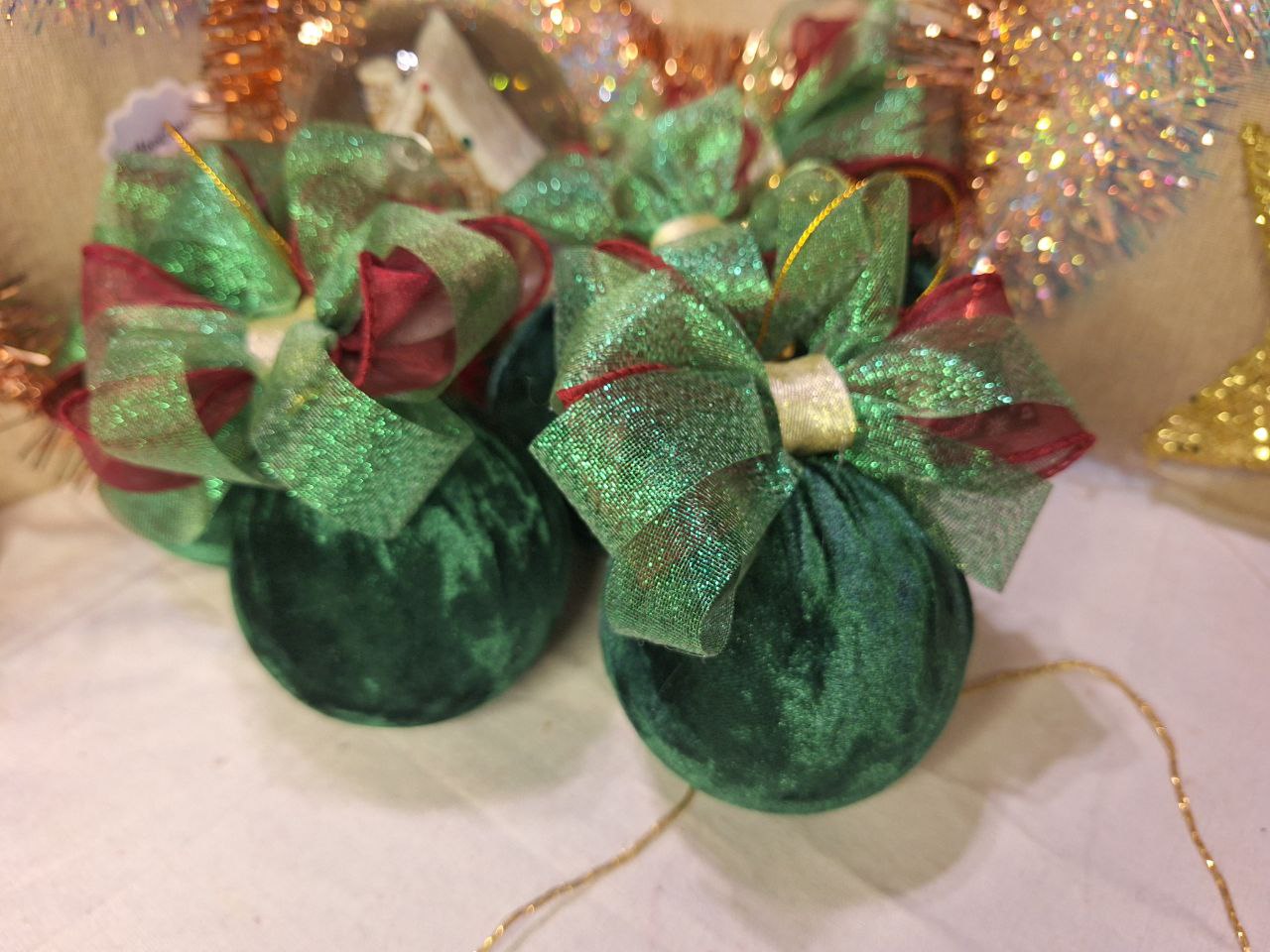 Weihnachtskugel „Samtwald“ – Smaragdgrün | Handgemacht | Einzelstück