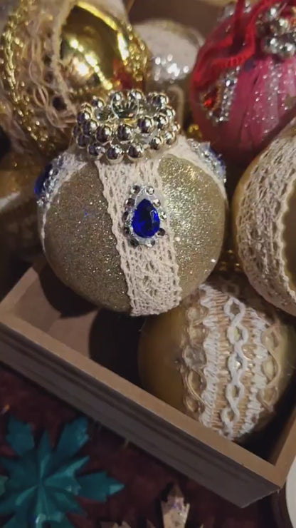 Handdekorierter Weihnachtskugel – 5 Designs, mit Kunststeinen