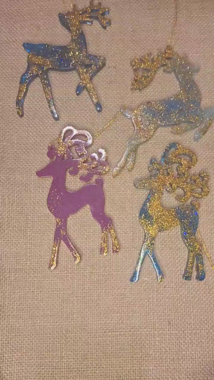 Weihnachtsanhänger ‚Rentiere‘ – 4 glitzernde Harz-Figuren, buntes Set