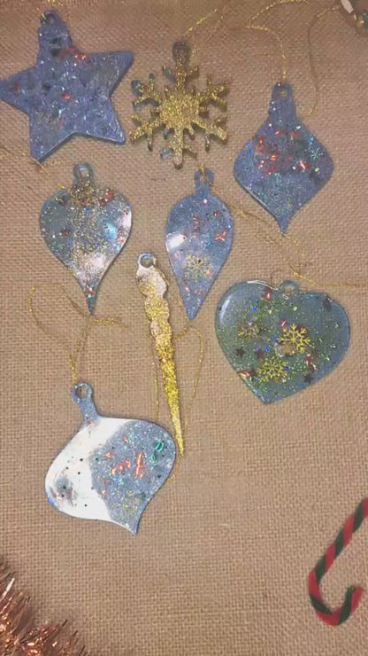 Weihnachtsbaumschmuck-Set – 8 glitzernde Harz-Anhänger in Blau