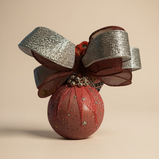 Set „Festliche Eleganz“ – 4 handgefertigte Weihnachtskugeln mit dekorativer Schleife | 9 cm | Premium Christbaumschmuck