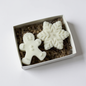 Geschenkset „Winterduo“ – Schneeflocke & Figurenkerze aus Sojawachs | Handgemacht