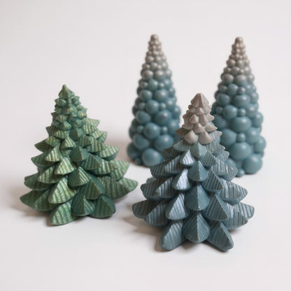Миниатюрные ели из смолы – жемчужно-зеленые/голубые, две модели, 8–10 см.
